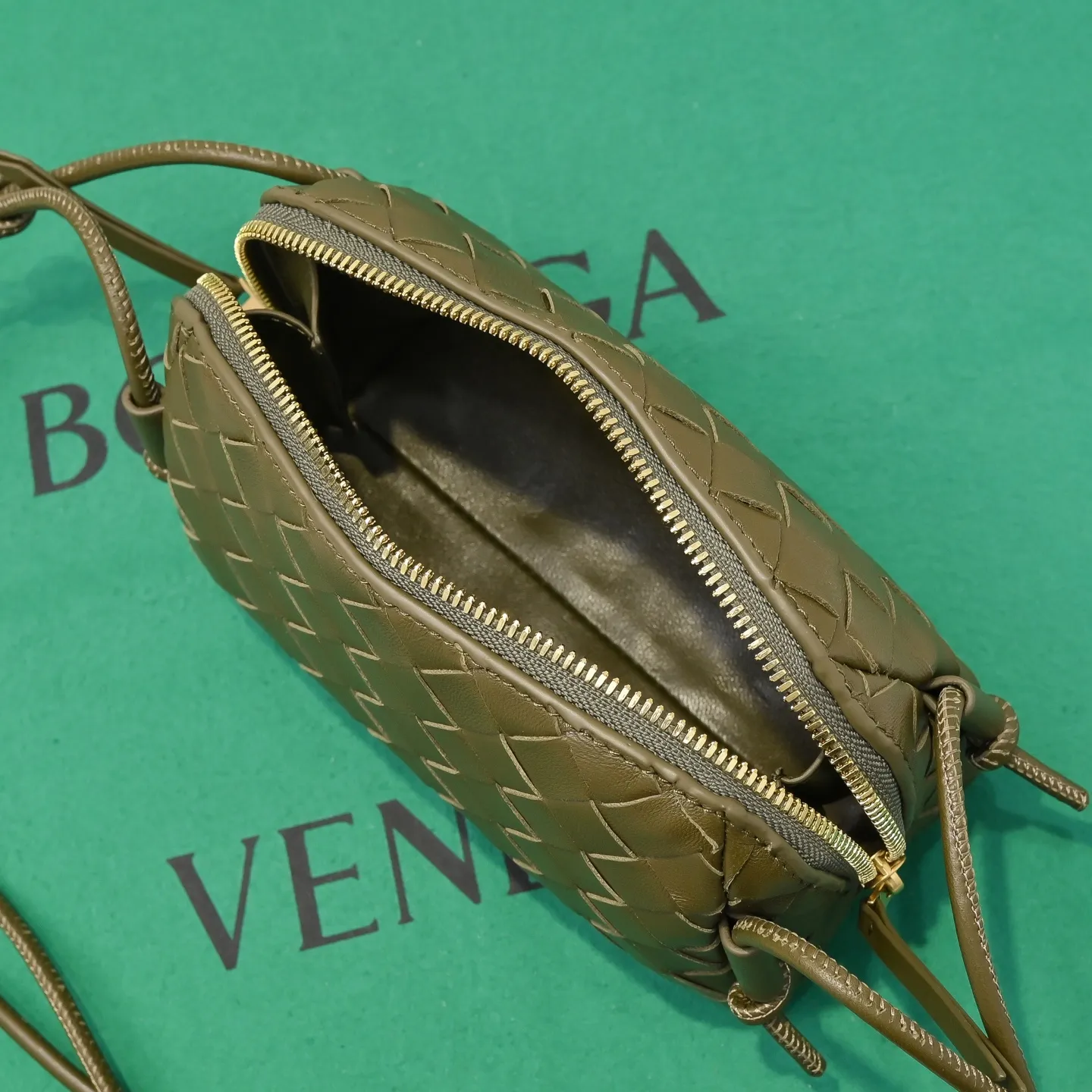 Batch 1260 #Bv The new Concert pouch is the most beautiful and practical mini bag I have ever seen 🎈 The bag body adopts the classic lntrecciato weaving process✅ It is equipped with a leather double-headed zipper, the opening is wide, easy to take and put, the shoulder strap knot can be slid to adjust the length freely, that is, 🉑️crossbody/underarm, and can be used as a clutch bag. Small body, large capacity, so practical! The key is that it is extremely versatile! Come and buy this small, exquisite, beautiful and versatile bag 👍 Model: 4258 Size: 18.5*11.5*8.5